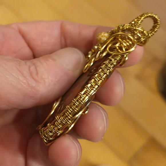 ๐จ๐ฆ Beautiful Hand Polished Stone Pendant - Picture 5 of 5